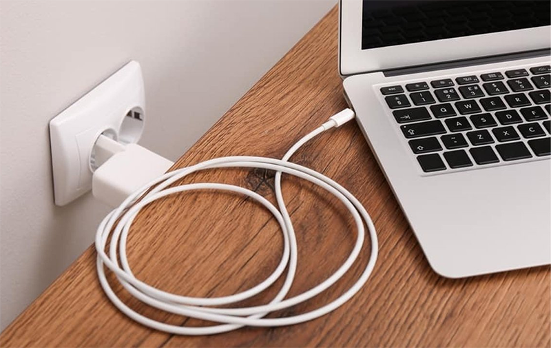 Cách sạc MacBook khi đang sử dụng