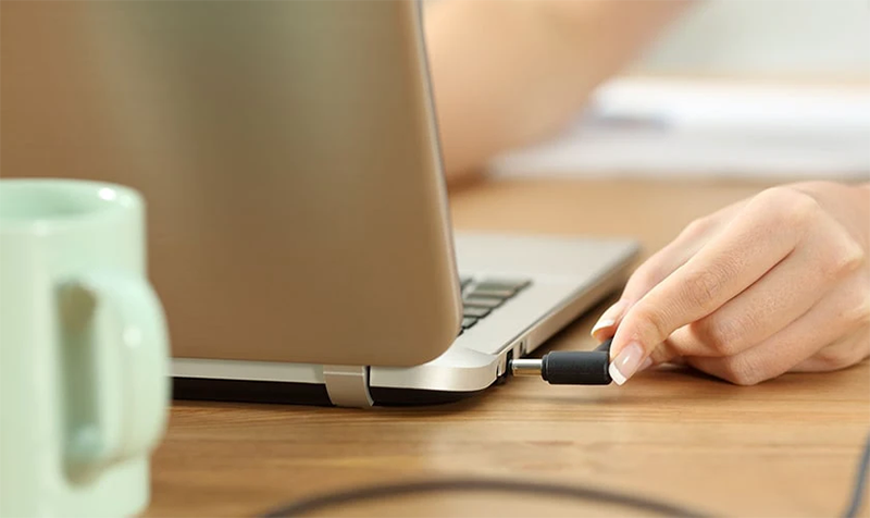 sau đó mới cắm vào laptop dell