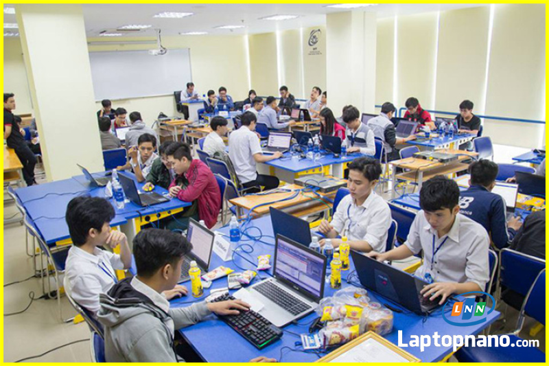 Tại sao laptop là công cụ không thể thiếu cho sinh viên CNTT?