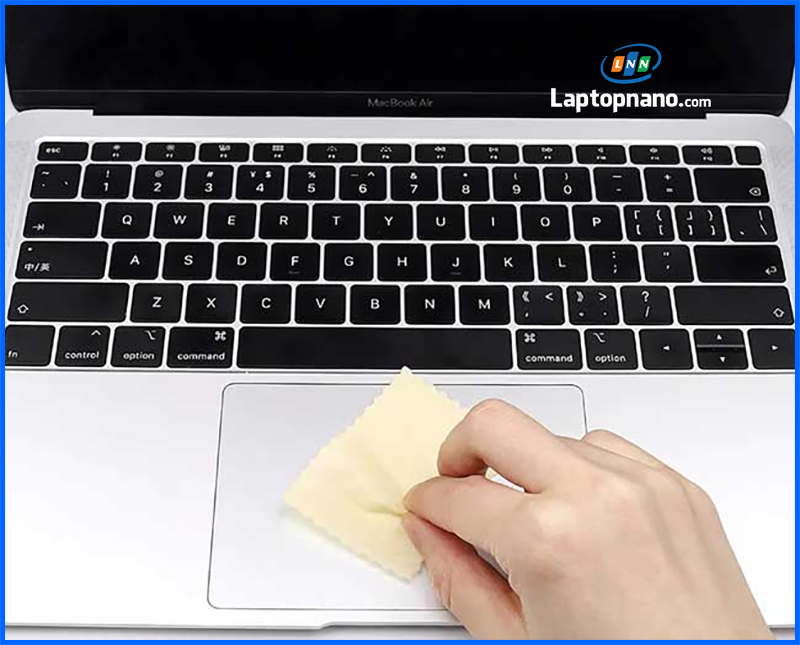 Vệ sinh touchpad