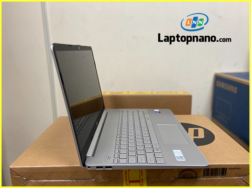 Laptop HP 15s fq5160TU Core i5-1235U trang bị cổng kết nối đa dạng  1