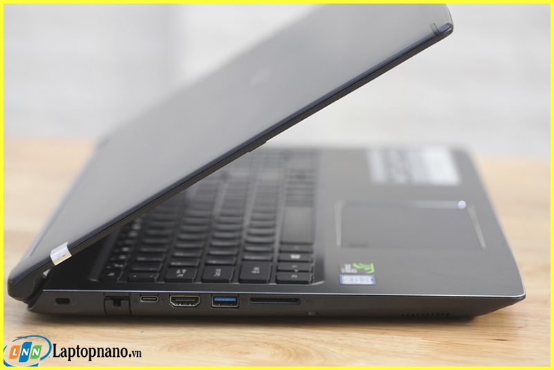 laptop acer aspire 7  Gaming A715 71G 52WP core i5-7300HQ trang bị cổng kết nối đa dạng