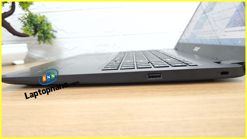 Laptop Acer Aspire A315-54K-36QU Core i3-7020U trang bị cổng kết nối đa dạng 1