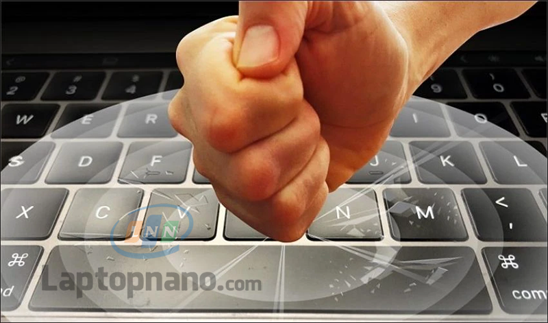 nhấn bàn phím quá mạnh hoặc nhấn giữ lâu