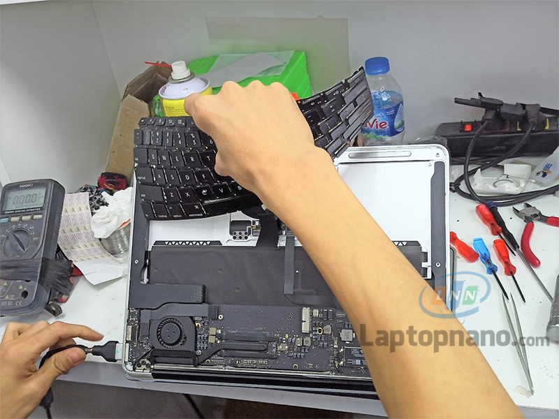 Thay bàn phím macbook mới