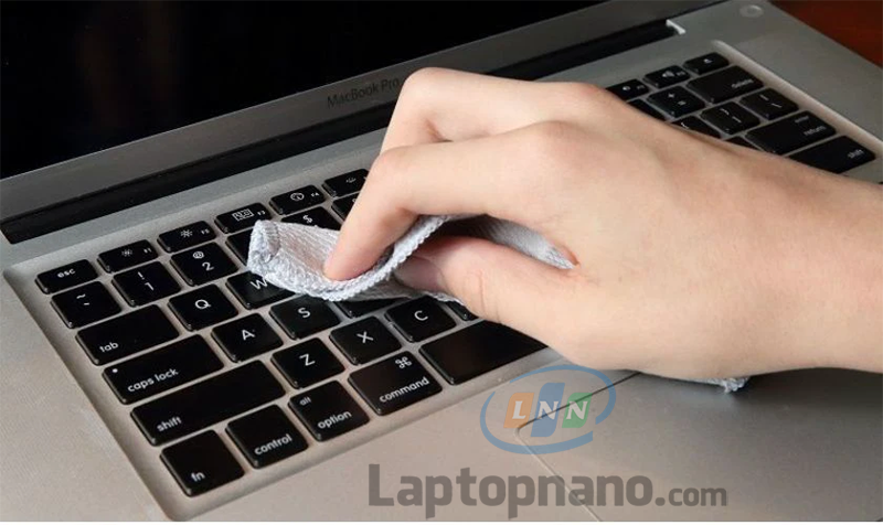 vệ sinh nhẹ bằng khăn khô sạch