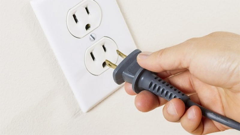 Cắm đầu sạc vào nguồn điện trước