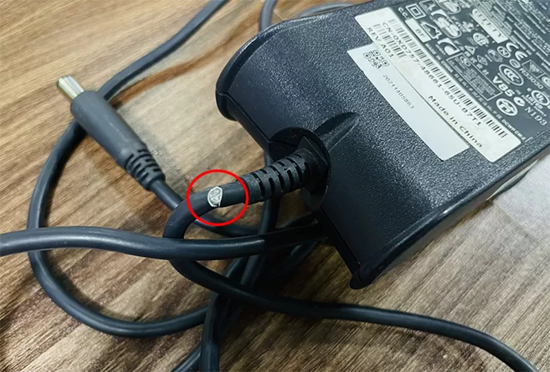 Dây sạc laptop Dell bị hỏng hoặc chập chờn