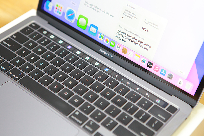 macbook pro m2 13 inch 2022 like new